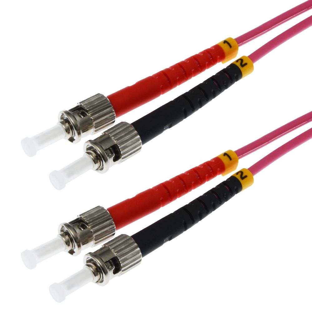Quattro cavi in fibra ottica con connettori. Dettagli rossi e neri. Sfondo bianco.