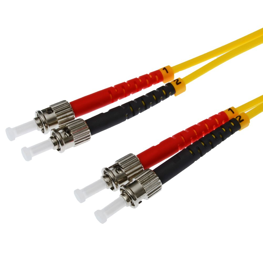 Due coppie di cavi in fibra ottica, connettori rossi e neri, sfondo bianco.
