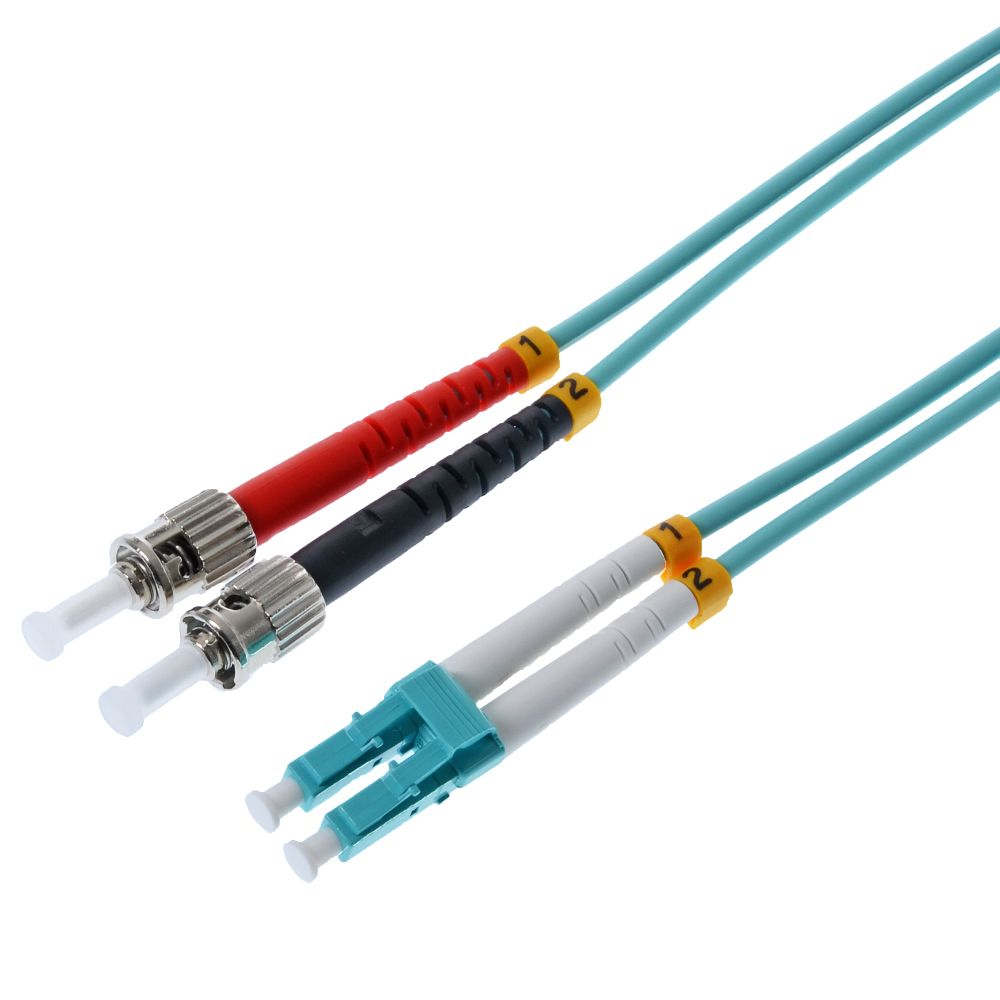 Due coppie di cavi in fibra ottica con connettori rossi, neri e blu, sfondo bianco.