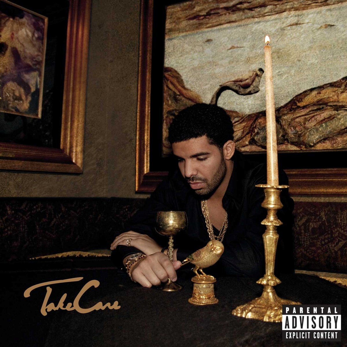 Albumhoes: Drake, portret met een glas en een vogelbeeld. Donkere achtergrond.
