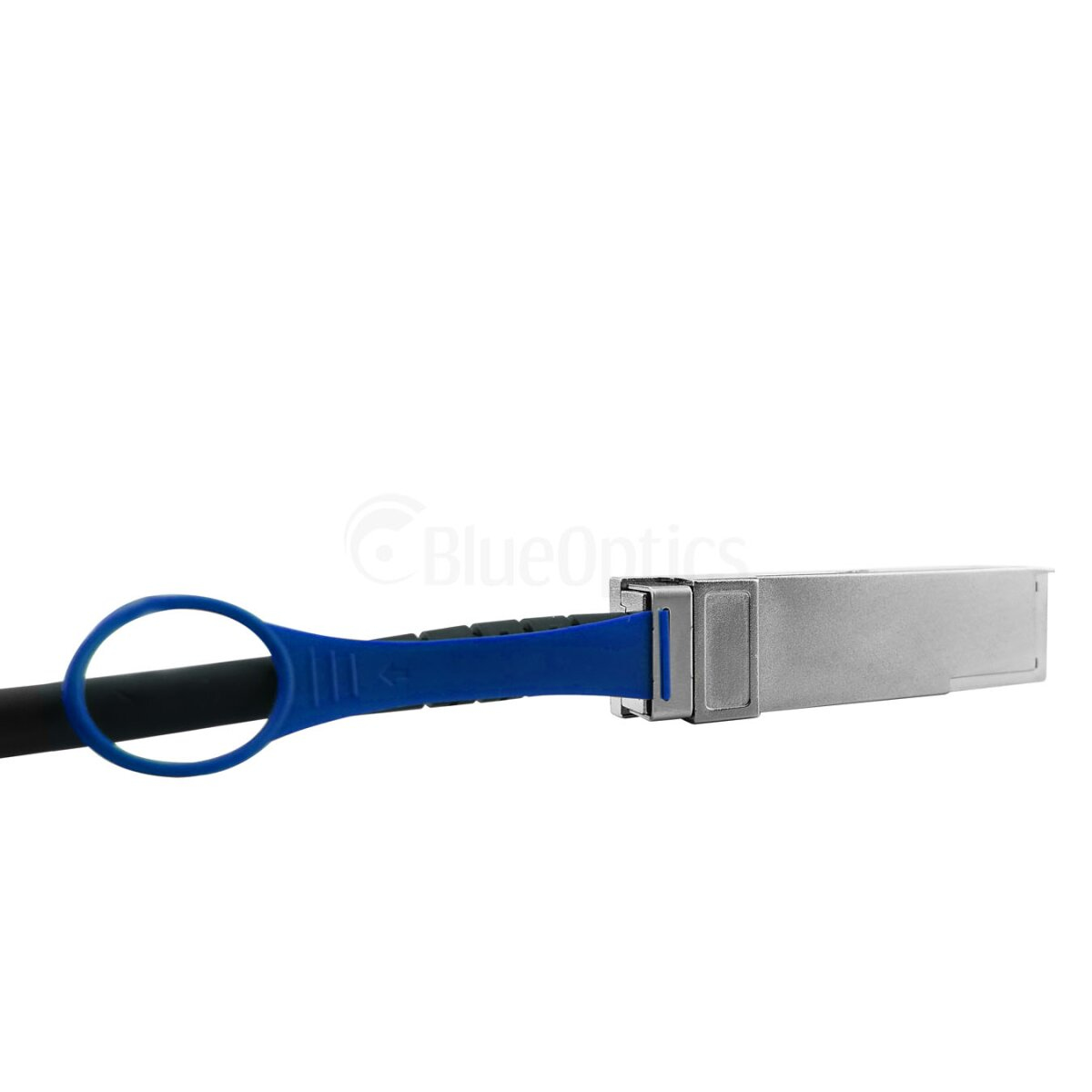 Un connettore argentato con manico blu collegato a un cavo nero, su sfondo bianco.