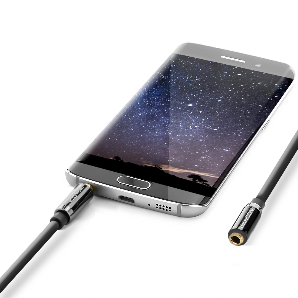 Smartphone, verbunden mit einem schwarzen Audiokabel. Das Kabel hat einen Goldstecker.