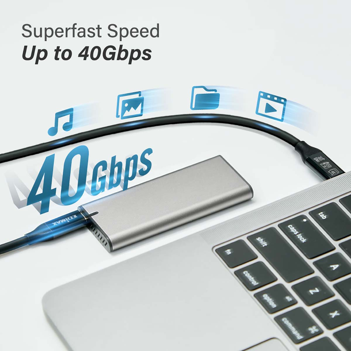 Kabel USB-C podłączony do srebrnego urządzenia i laptopa, z tekstem: Superfast Speed Up to 40Gbps.