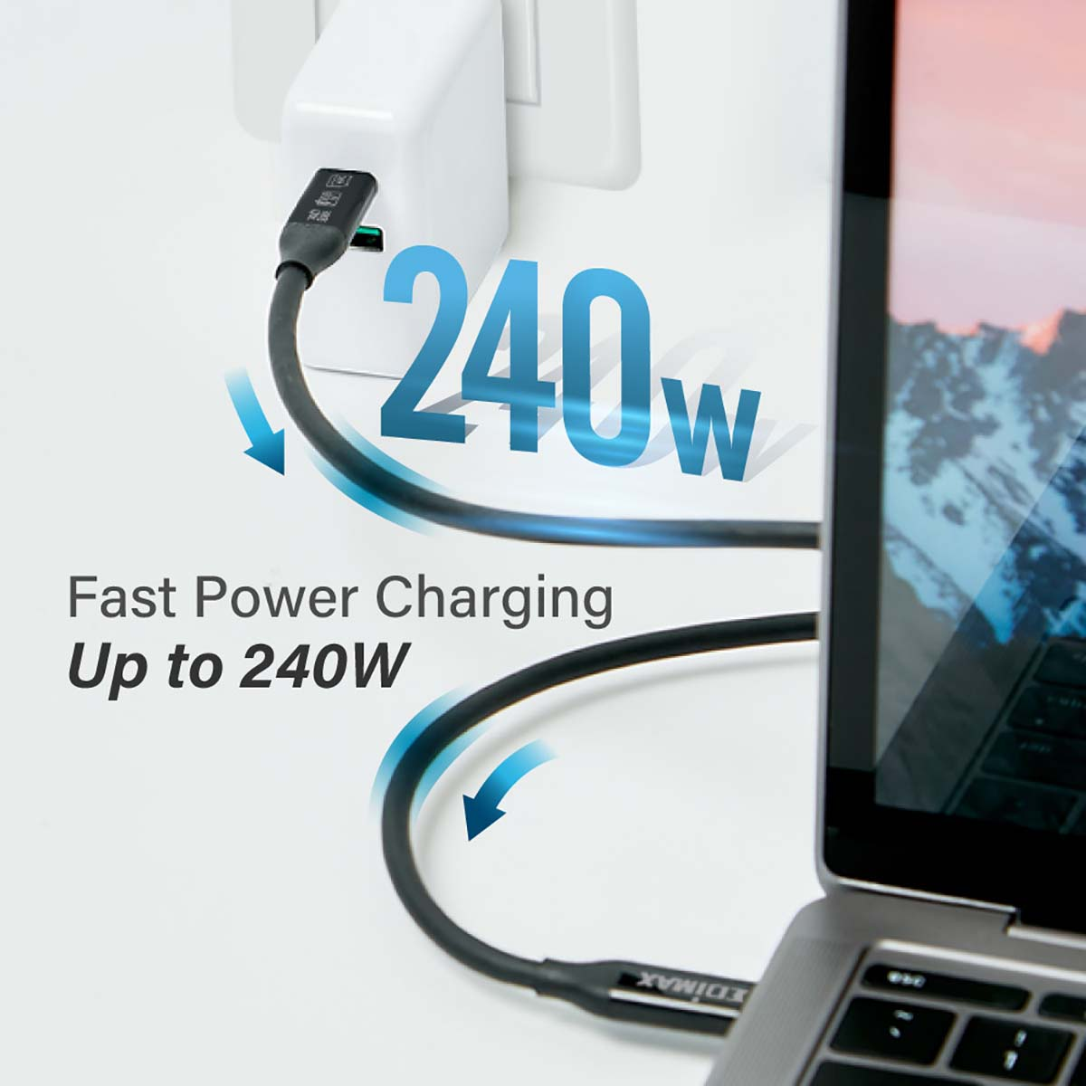 Câble USB-C noir connecté à un ordinateur portable et un adaptateur secteur. Faits saillants bleus montrent la charge.