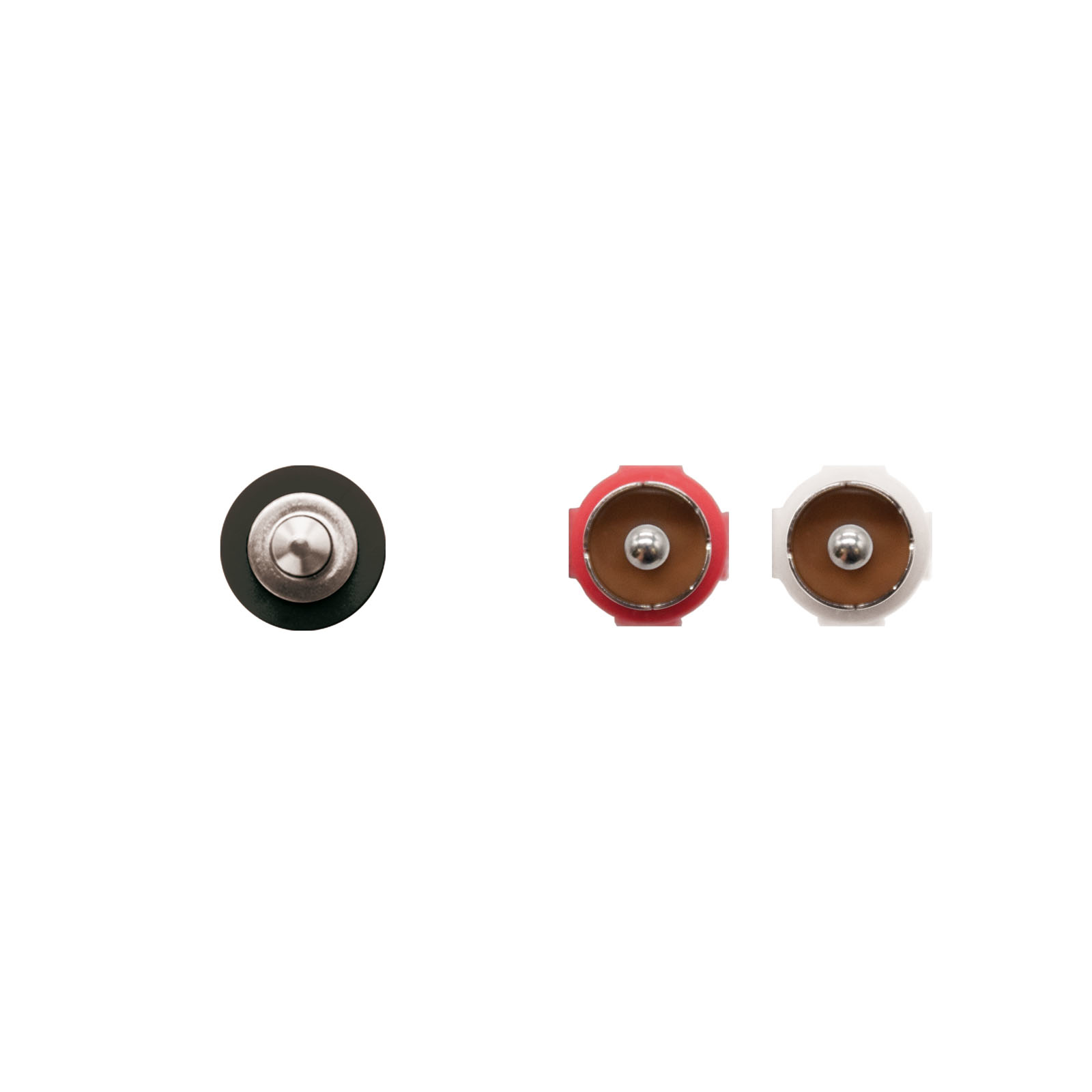 Tres conectores sobre blanco. Un conector macho negro y dos conectores hembra, rojo y blanco.