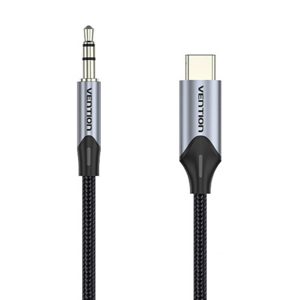 Cable de 3,5 mm a USB-C. Cable negro, conectores plateados. Fondo blanco.