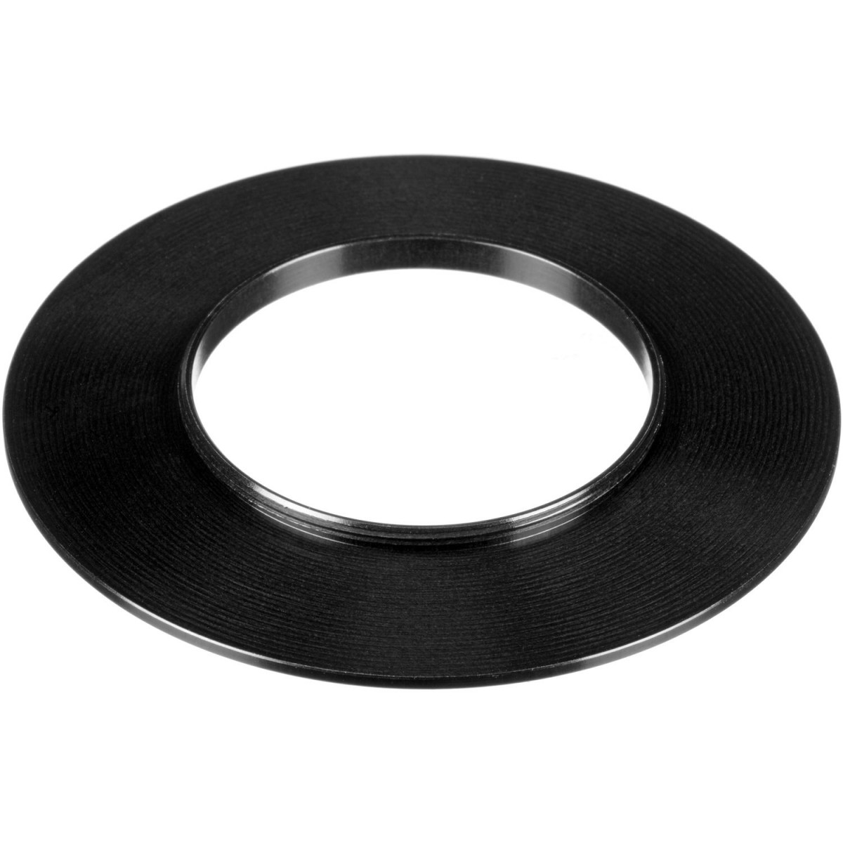 Anello di metallo nero con un foro al centro, con scanalature concentriche.