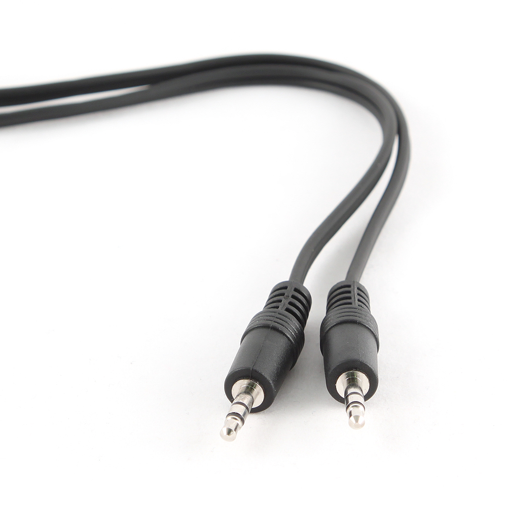Czarny kabel audio z dwoma złączami jack 3,5 mm na białym tle.