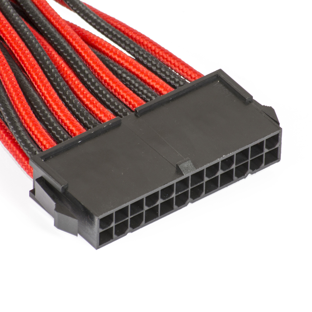 Primo piano di un connettore nero con più pin su un cavo nero e rosso.