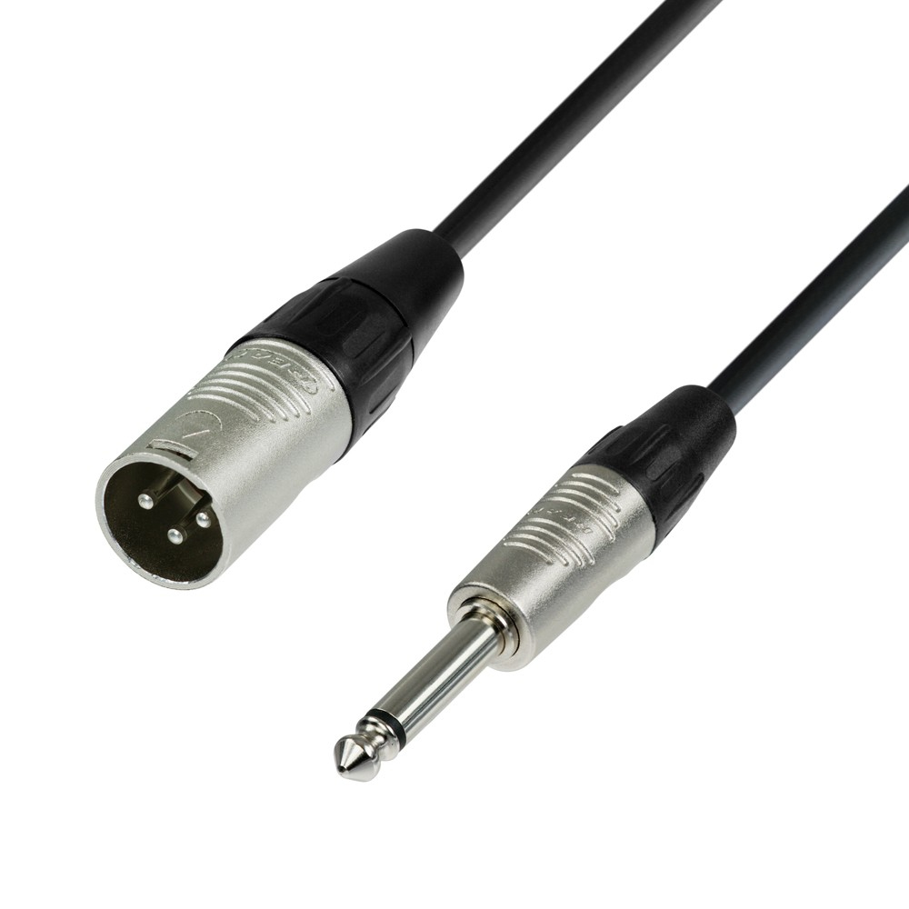 Cavo XLR nero a jack da 6,35 mm su sfondo bianco.