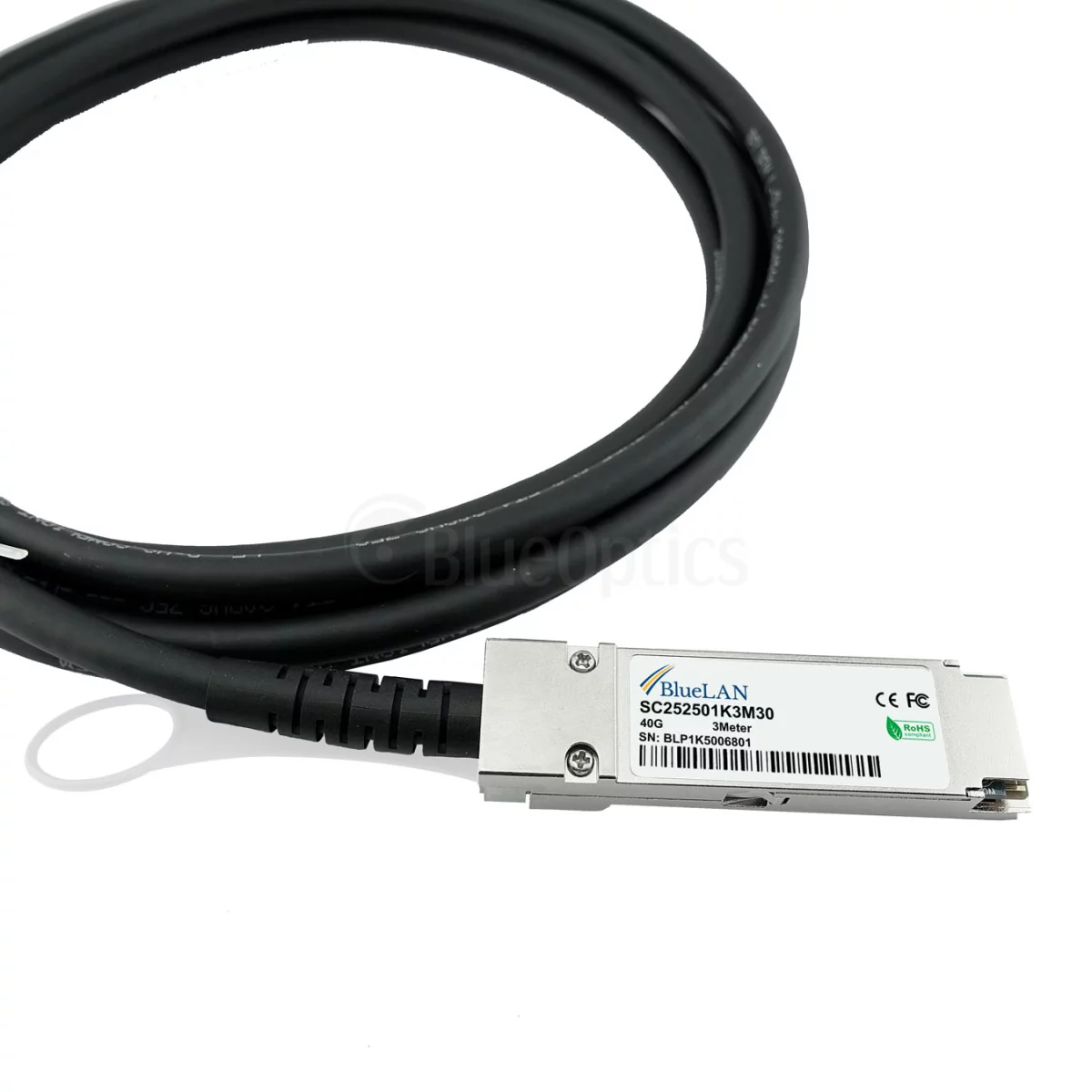 Cavo nero con connettore BlueLAN. Sfondo bianco.