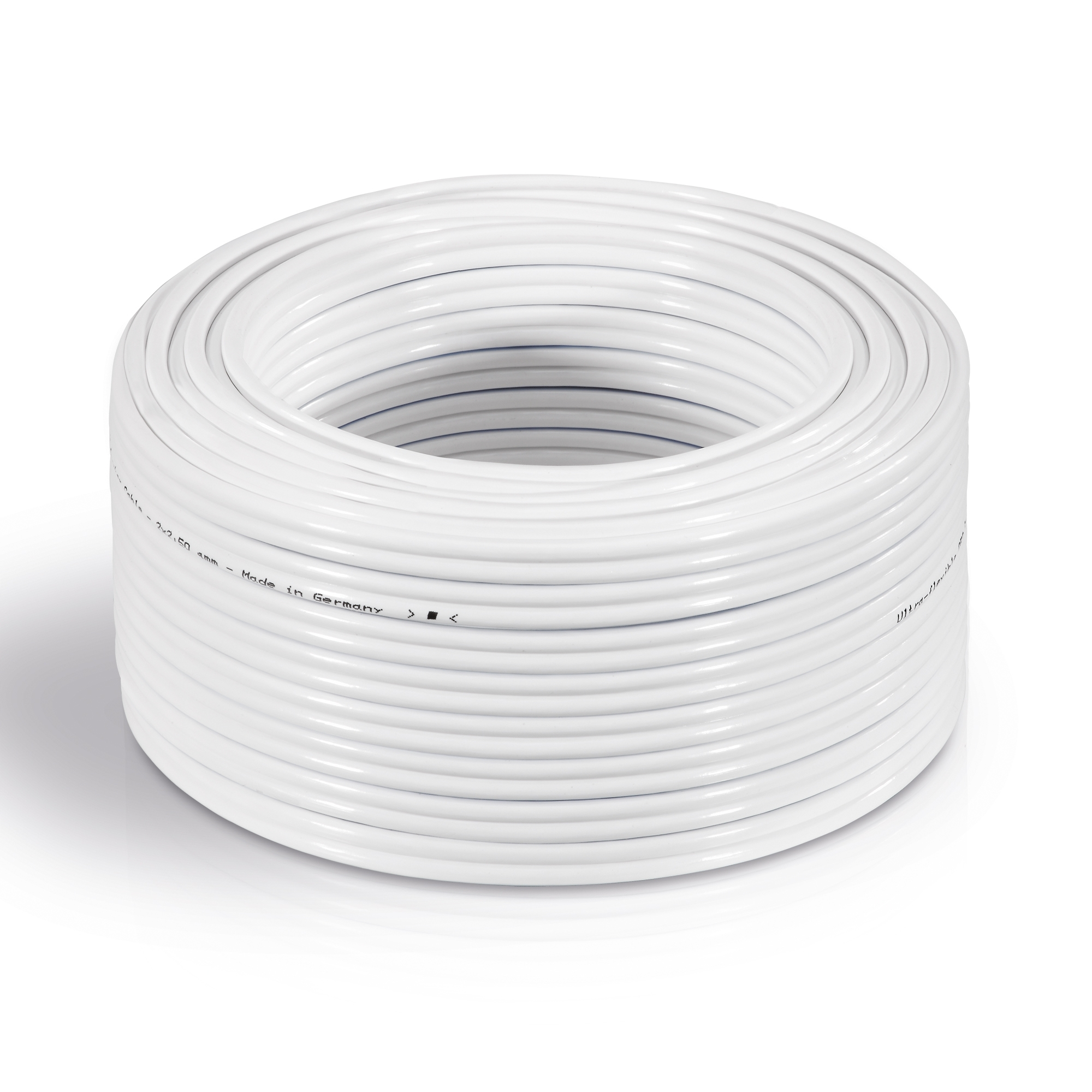 Cavo bianco arrotolato con etichetta, isolato su bianco.