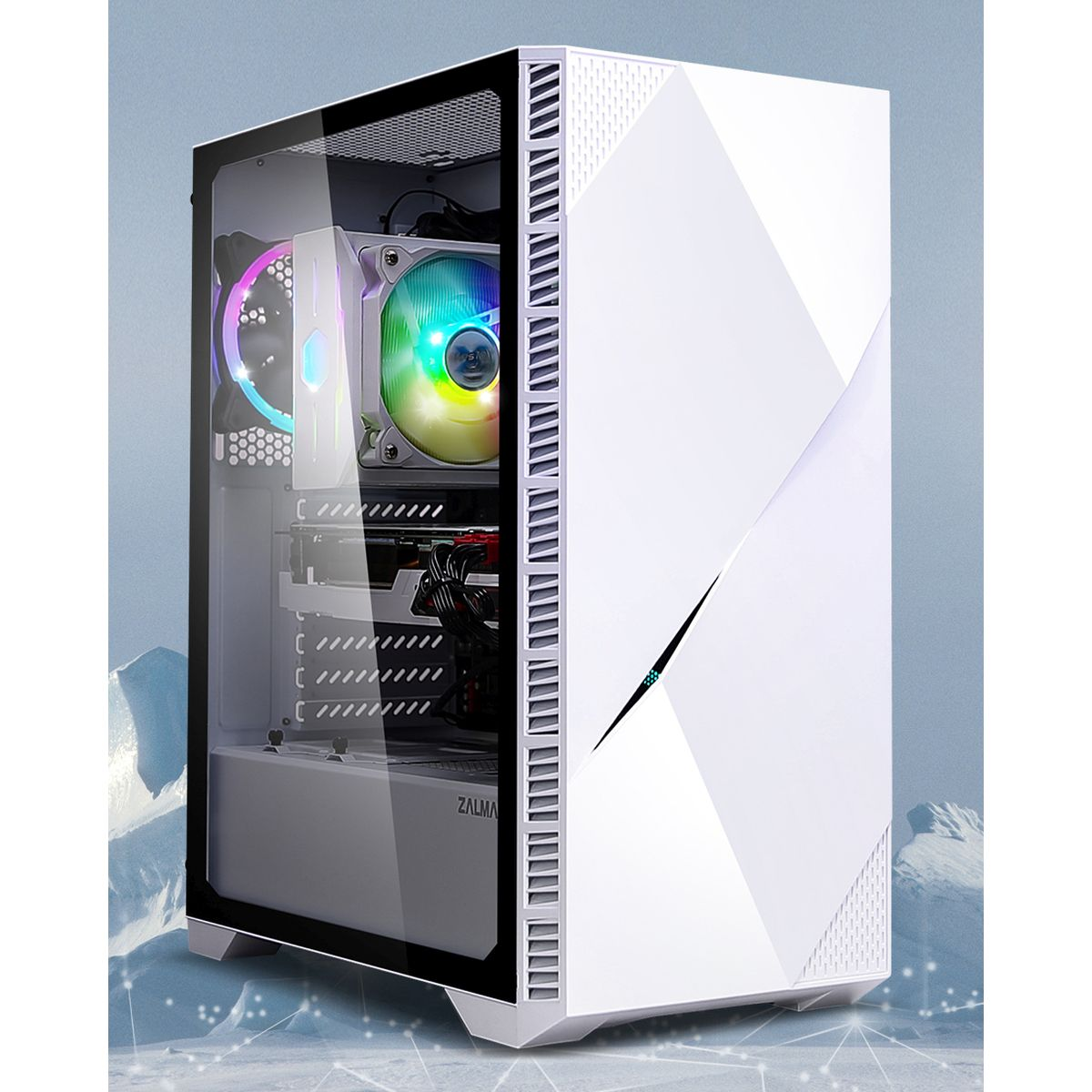 Witte computerkast met glazen zijpaneel. Ventilatoren met regenbooglichten. Achtergrond is lichtblauw.