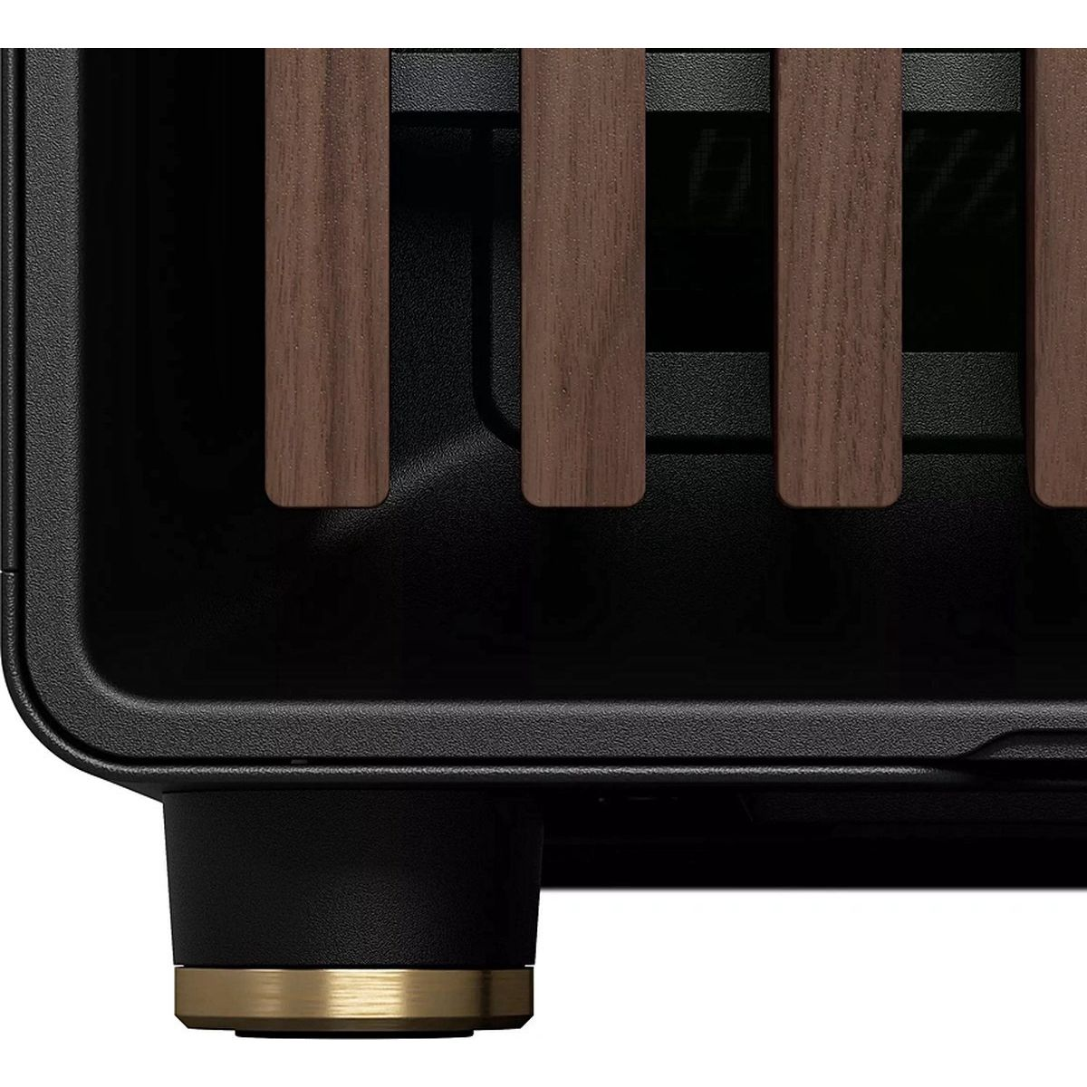 Close-up van een donkere kast. Toont houten staven en zwarte basis met gouden accenten. Modern design.