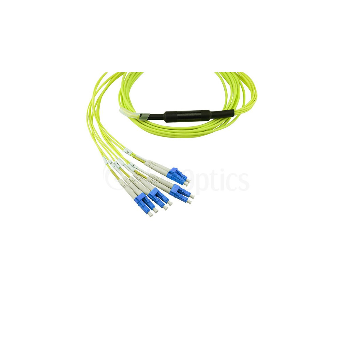 Cavi in fibra ottica gialli con connettori. Connettori multipli in fila.