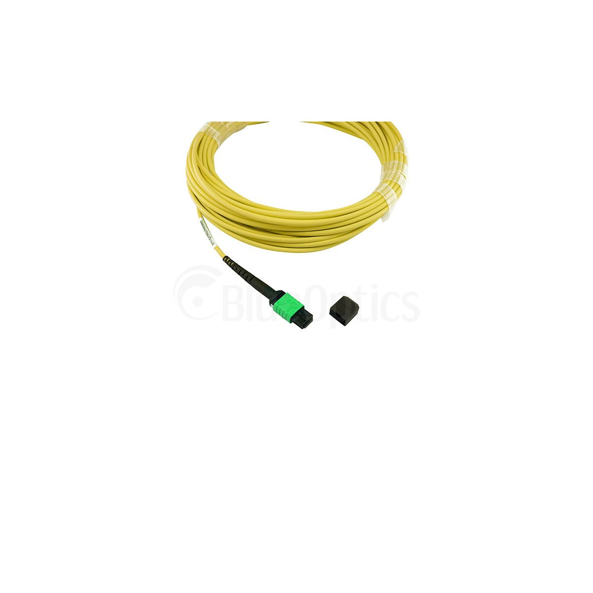 Cavo in fibra ottica giallo con connettore verde e cappuccio nero. Sfondo bianco.