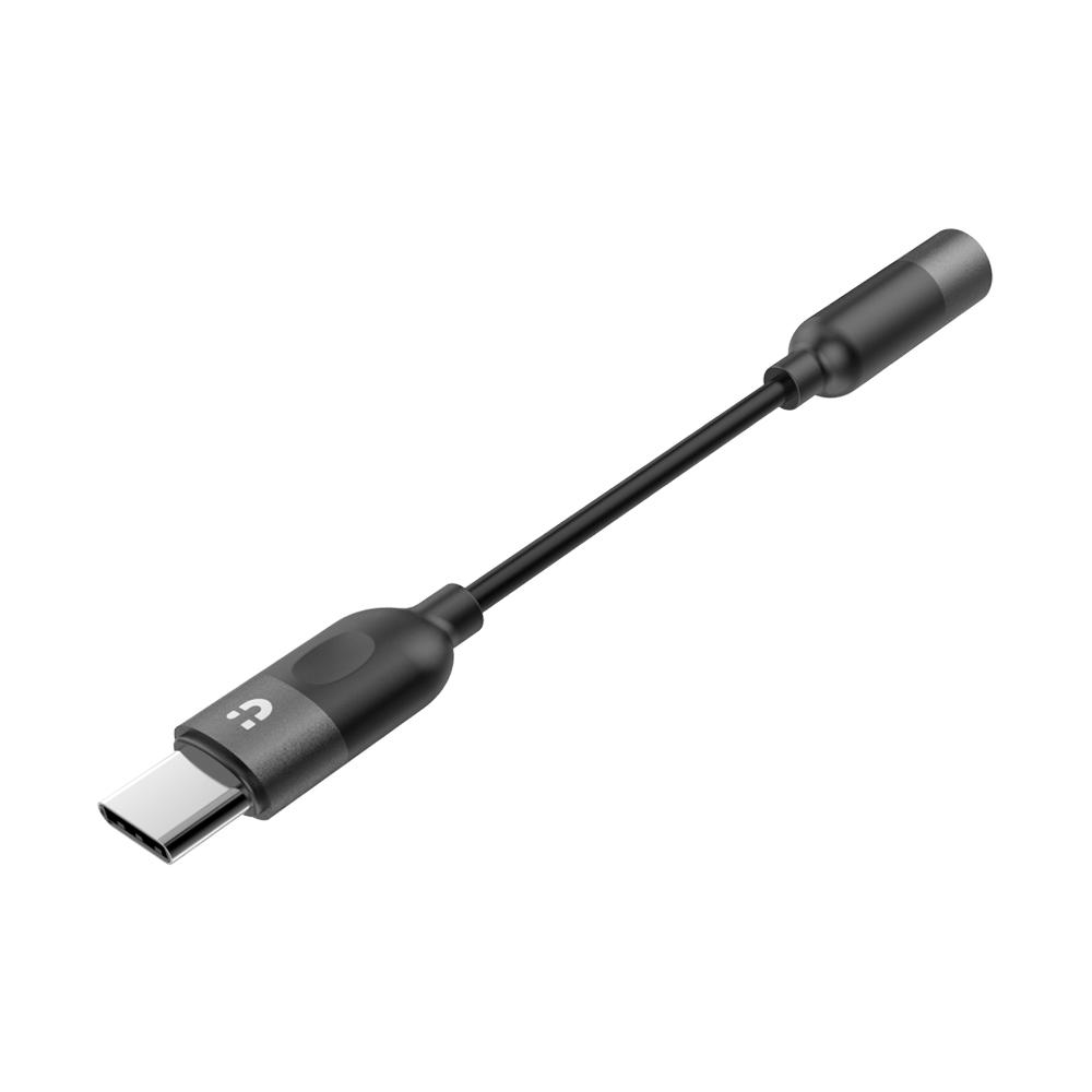 Un adattatore nero con un connettore USB-C e un jack da 3,5 mm. Sfondo bianco.