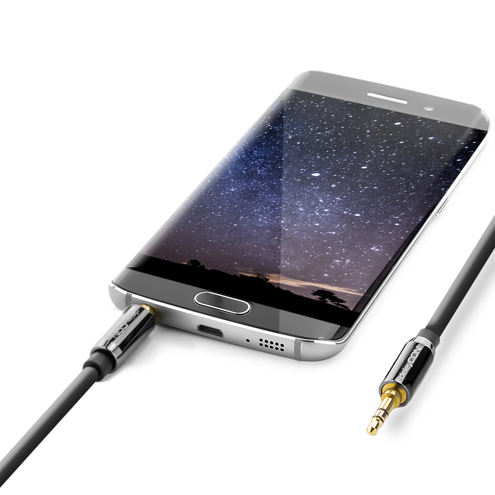 Telefon mit eingestecktem Kabel, mit Audiokabel.