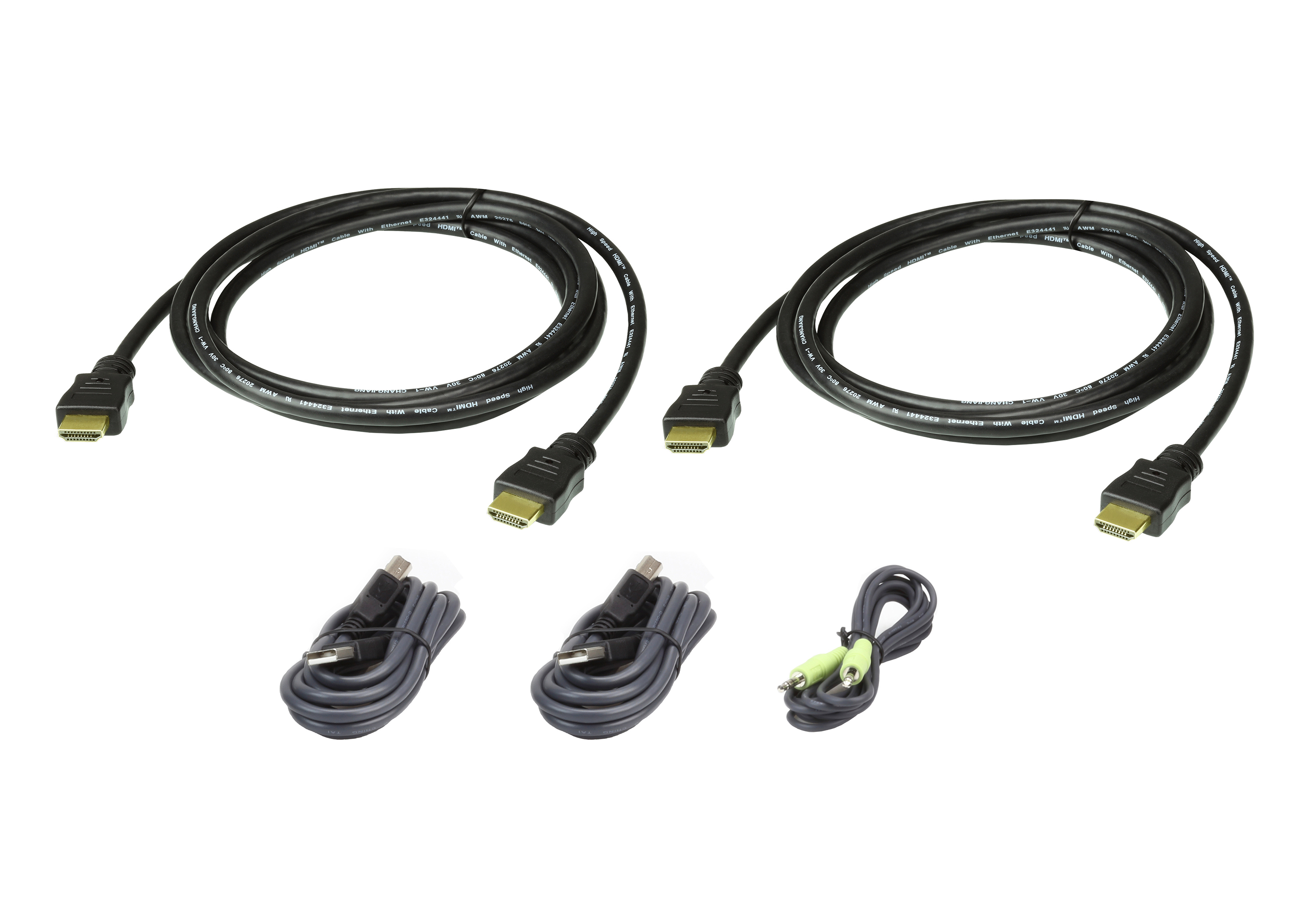 Diversi cavi HDMI neri, cavi USB e un cavo audio su sfondo bianco.