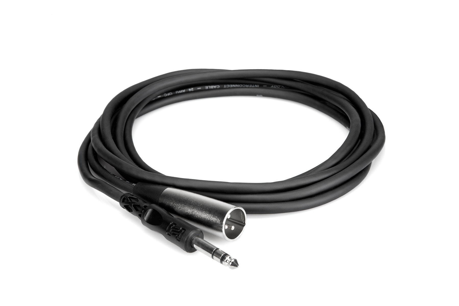 Cavo audio nero, arrotolato, con jack da 3,5 mm e connettore XLR su sfondo bianco.