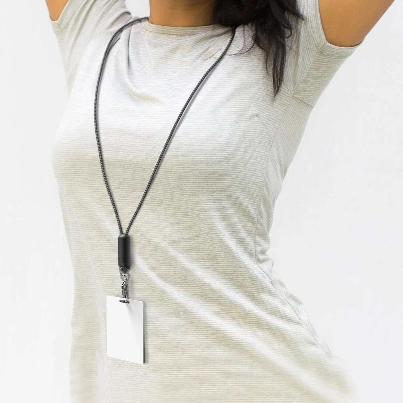 Persona che indossa un cordino con un tesserino bianco. Camicia grigio chiaro. Sfondo bianco.