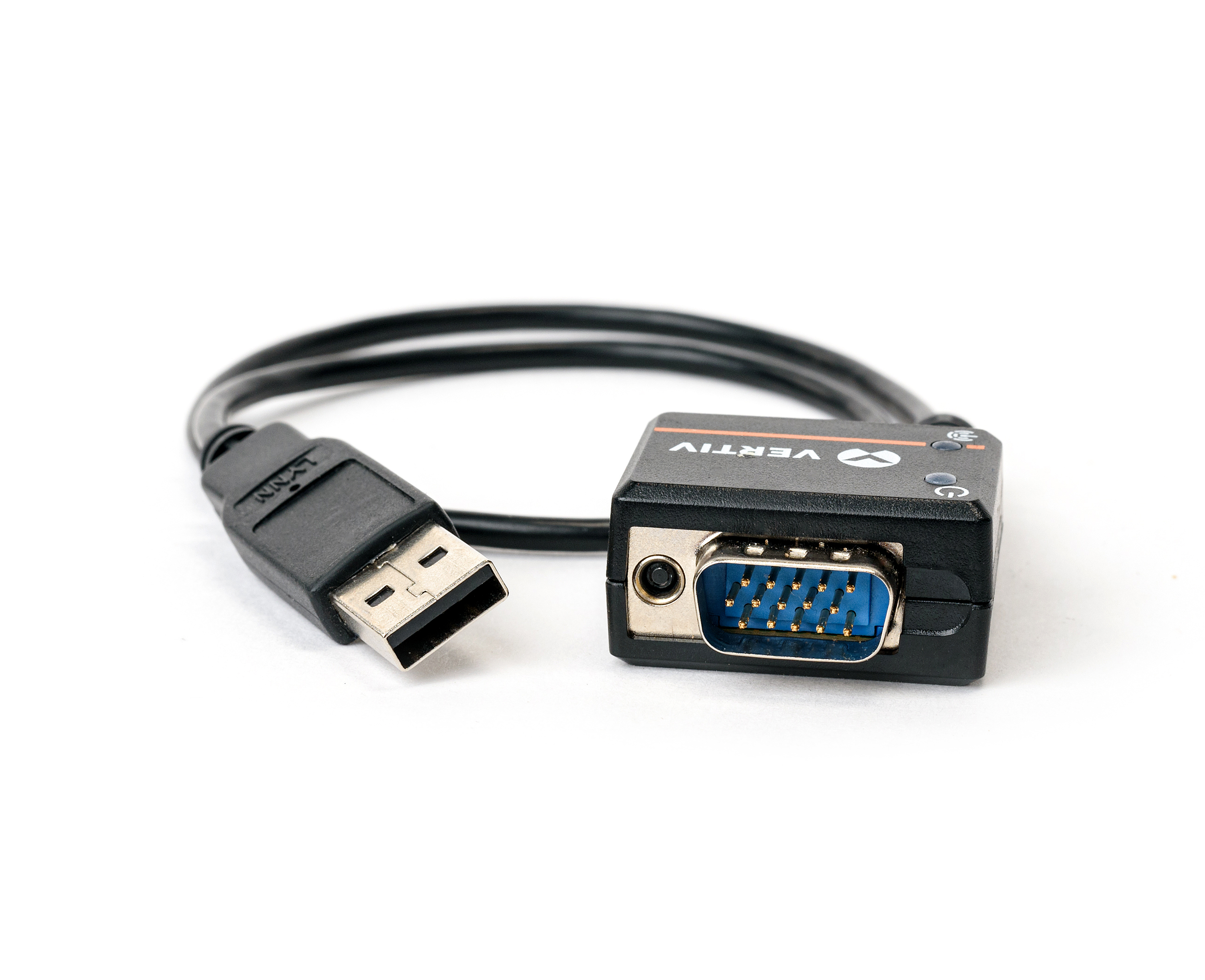 Cavo adattatore da USB a VGA. Cavo nero, adattatore nero con logo Vertiv.