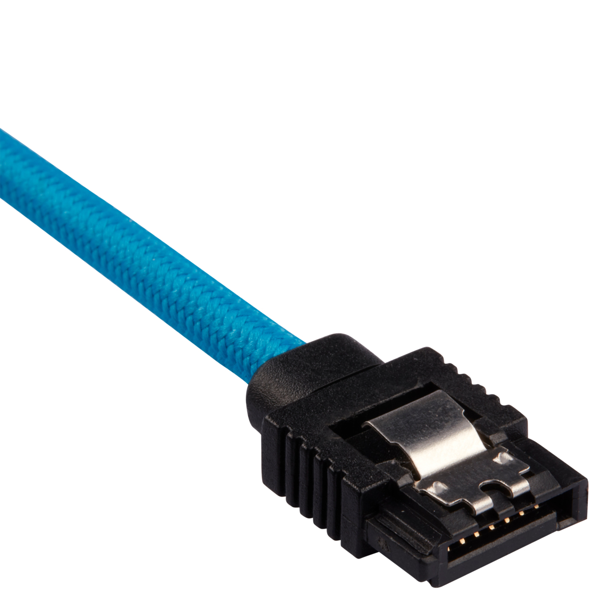 Connettore nero su cavo SATA intrecciato blu. Clip metallico argentato visibile.