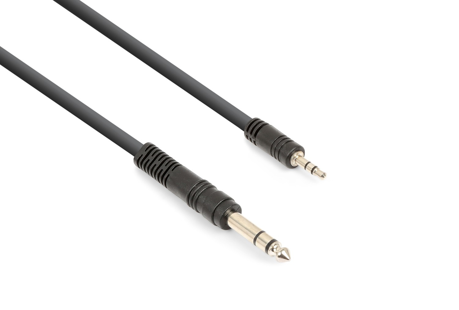 Cable de audio negro con jack de 3,5 mm en cada extremo, aislado sobre fondo blanco.
