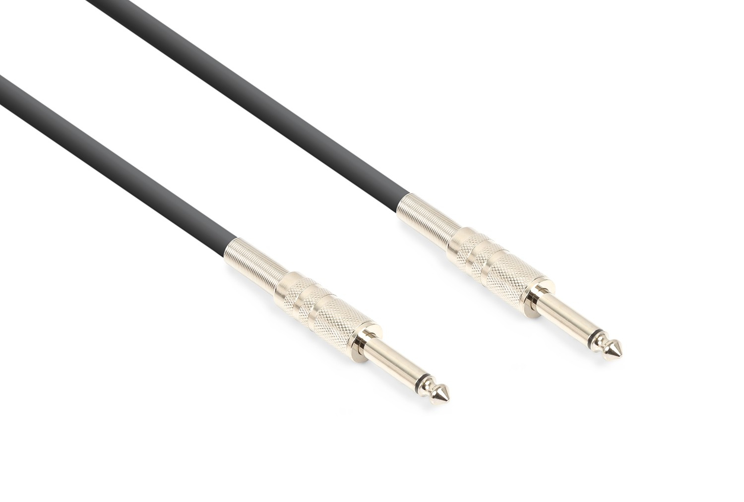 Dos cables de audio negros con conectores plateados. Fondo blanco.