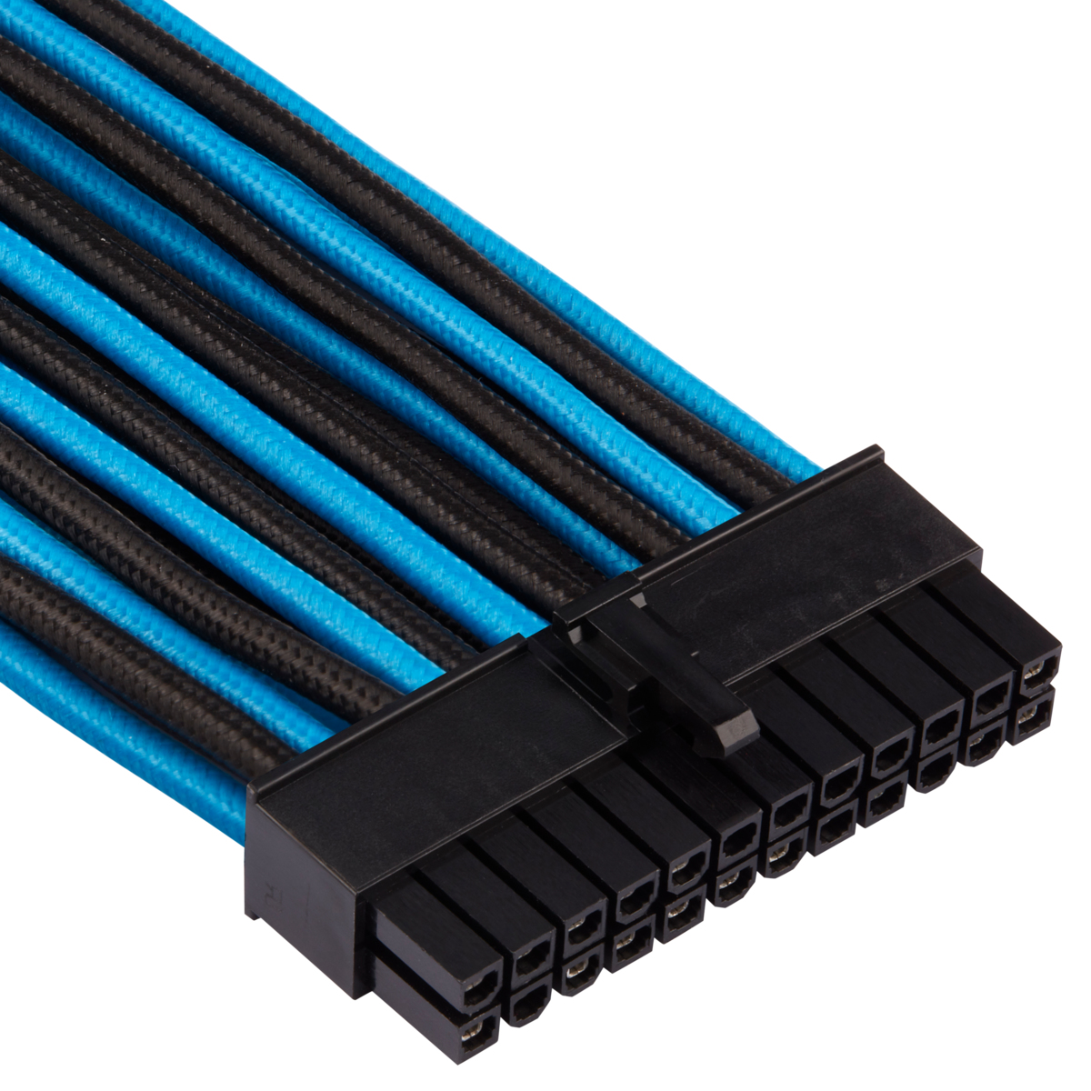 Primo piano di cavi di alimentazione per PC blu e neri con connettore nero.