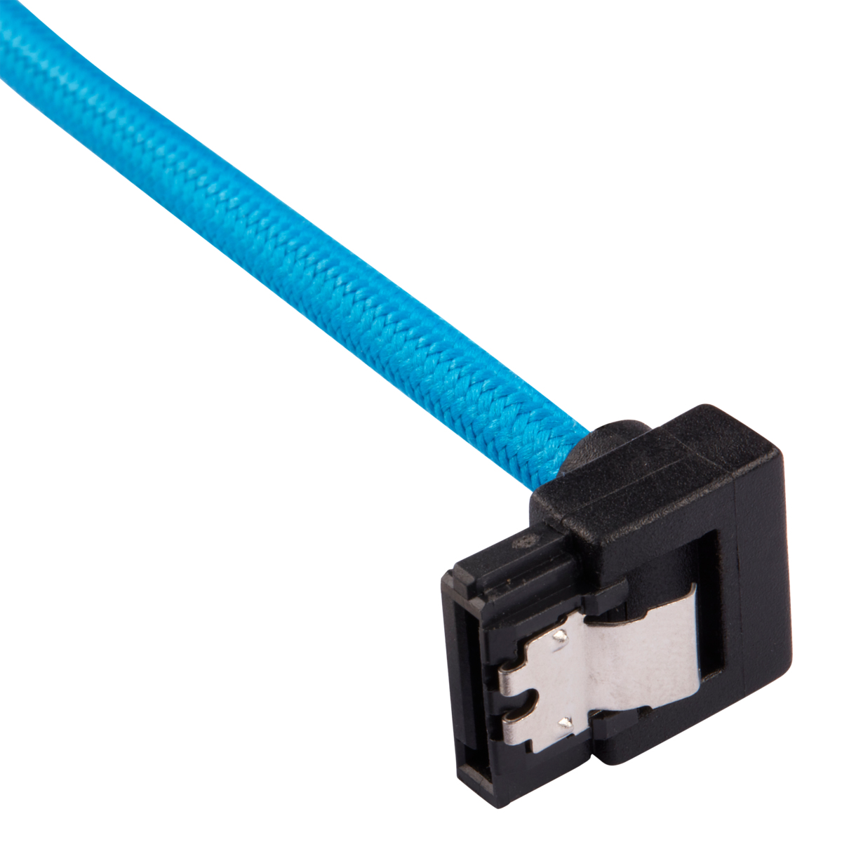 Primo piano di un cavo SATA blu con un connettore nero su sfondo bianco.