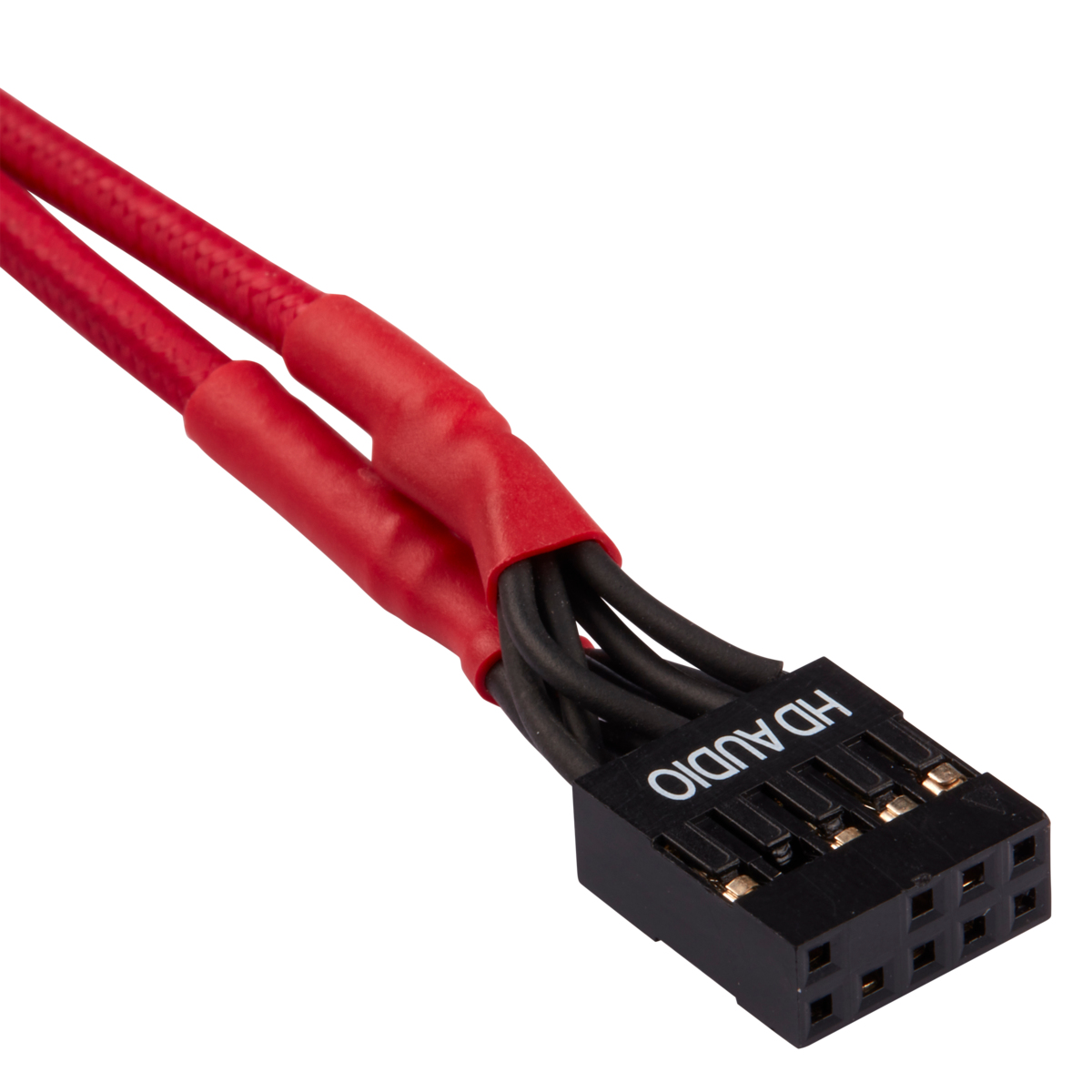 Primo piano di un connettore nero con pin, cavo rosso. Testo 'HD AUDIO' sul connettore, sfondo bianco.