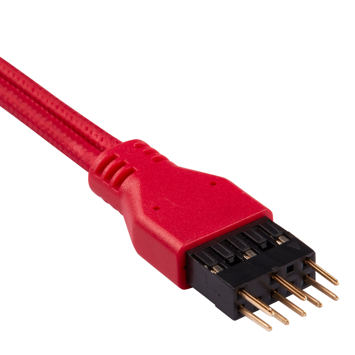 Cavo rosso con connettore nero, pin visibili. Primo piano su sfondo bianco. Il connettore ha dei pin.