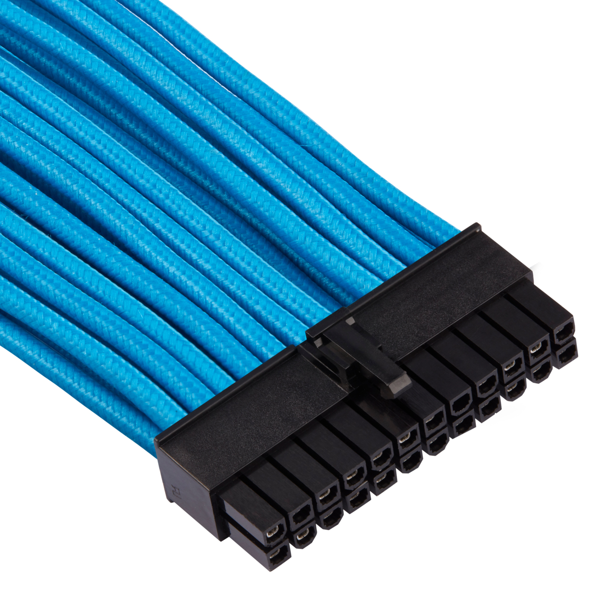 Cavo di alimentazione blu intrecciato con connettore nero. Lo sfondo è bianco liscio.