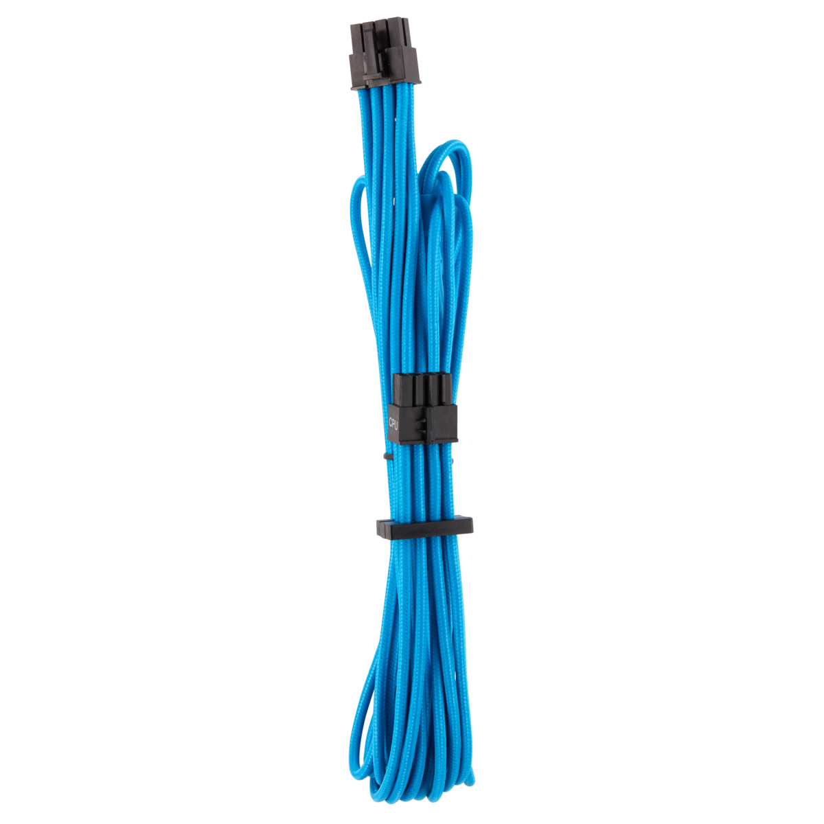 Cavo di alimentazione blu intrecciato con connettori neri, raggruppato. Sfondo bianco.