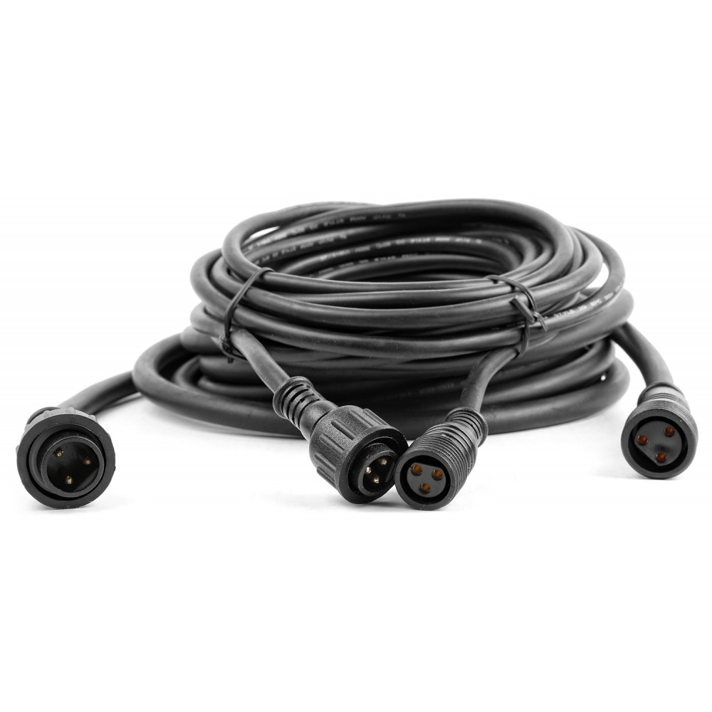 Un cable negro con conectores. Fondo blanco.