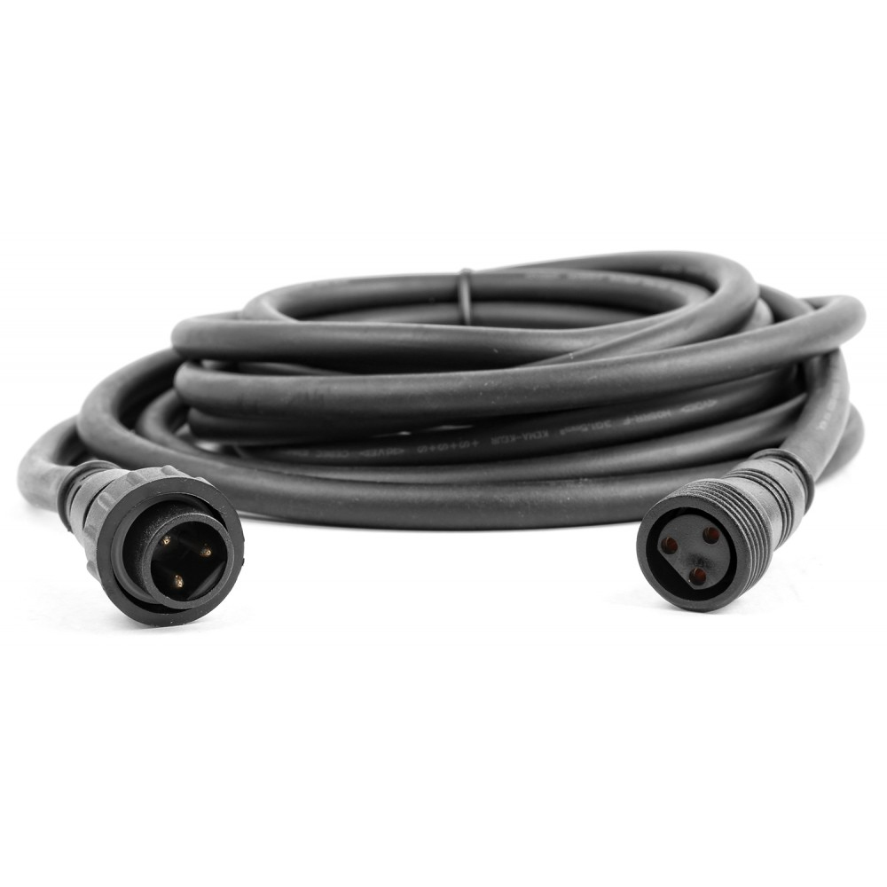 Un cable negro con conectores. Fondo blanco.