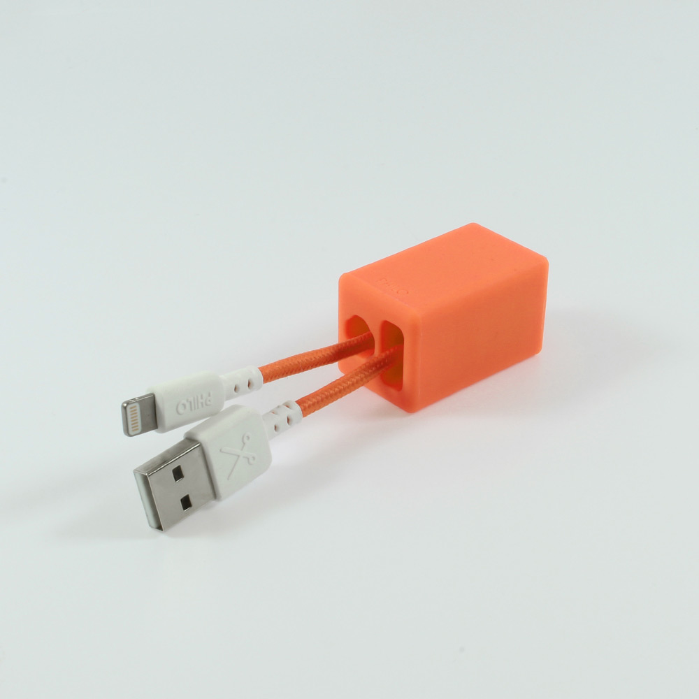 Supporto arancione con due cavi e connettori. Sfondo bianco. Connettori Lightning e USB.