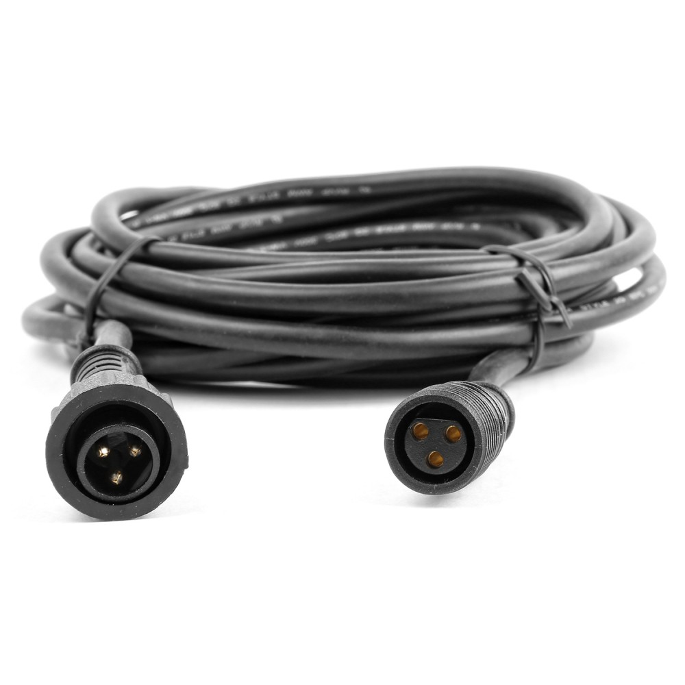 Un cable negro con conectores. Fondo blanco.