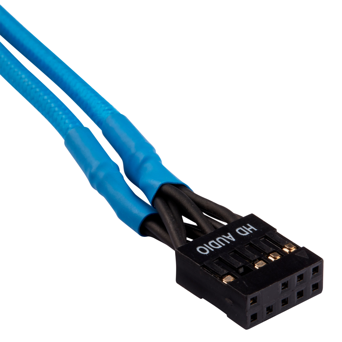 Primo piano di un connettore per computer nero e blu, su sfondo bianco.