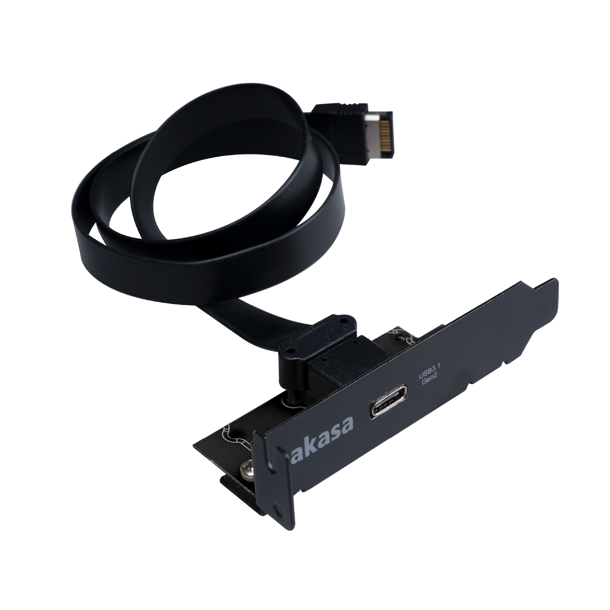 Scheda nera con porta USB-C e cavo, su bianco, marchio Akasa.