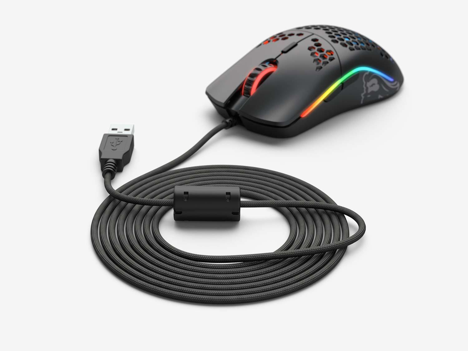 Czarna mysz gamingowa z podświetleniem RGB i kablem USB.