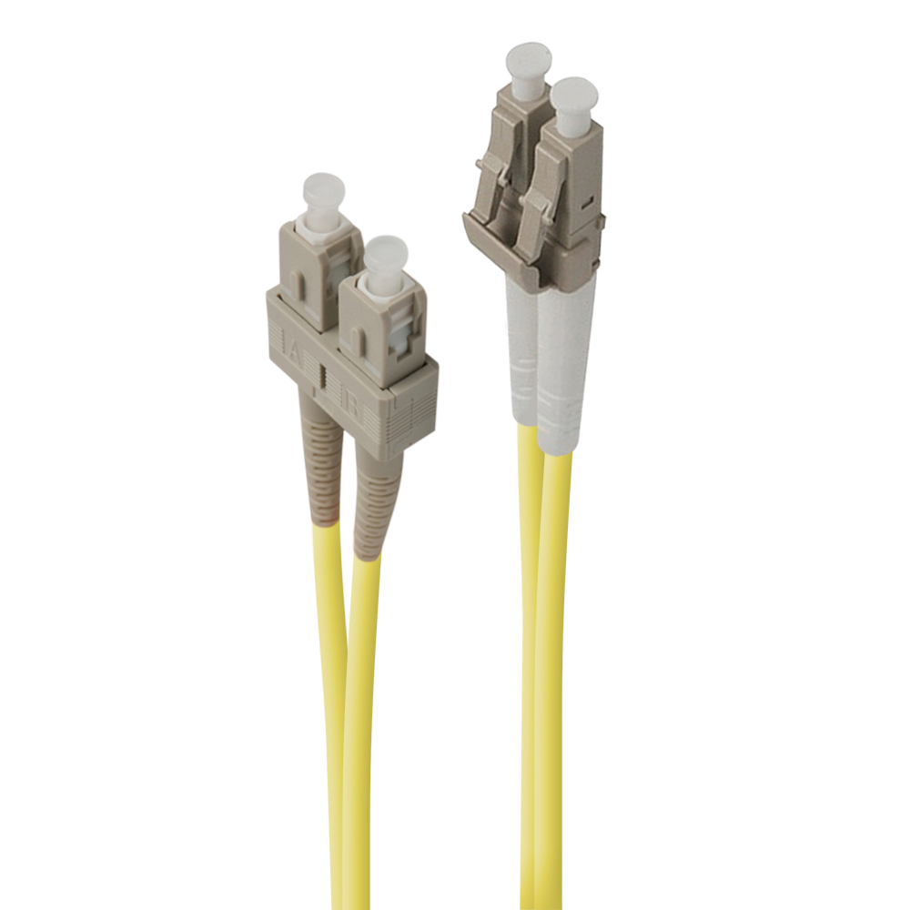 Due cavi in fibra ottica gialli con connettori beige e bianchi. I connettori sono uno accanto all'altro.