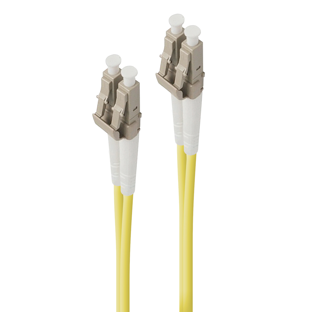 Due cavi in fibra ottica gialli con connettori. Sfondo bianco.