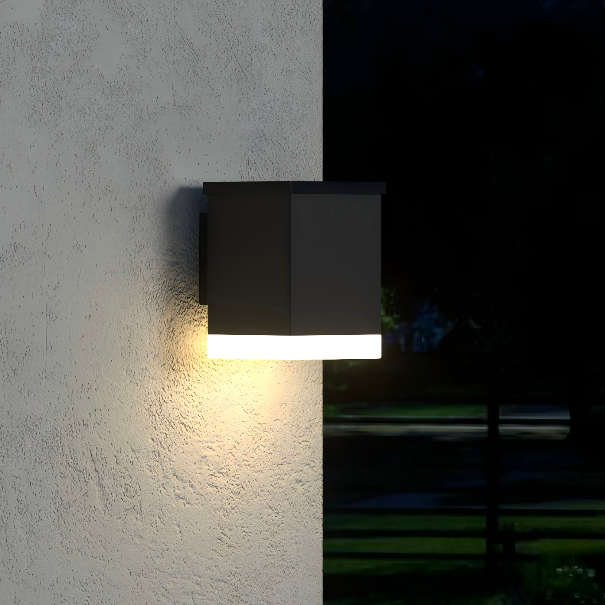 Eine schwarze Außenwandleuchte, die an einer strukturierten Wand leuchtet, mit dunklem Hintergrund einer Nachtszene.