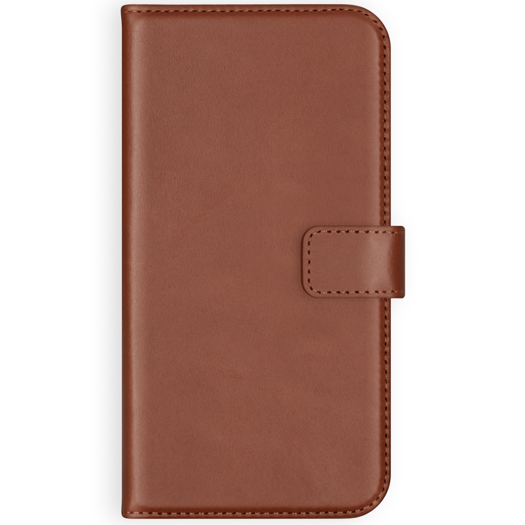 Étui de téléphone en cuir marron, fermé par un rabat et un bouton.