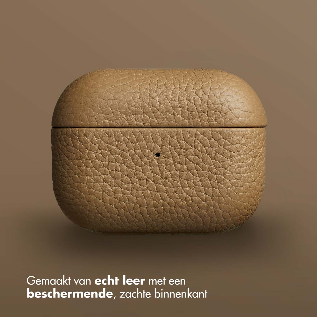 Tan leren AirPods-hoesje op een bruine achtergrond. Tekst: 'Gemaakt van echt leer'.
