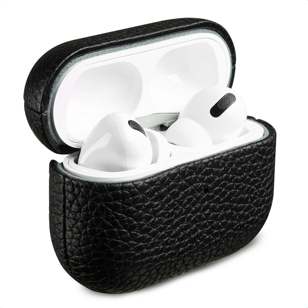 Witte AirPods in een zwarte leren hoes, open, op een witte achtergrond.