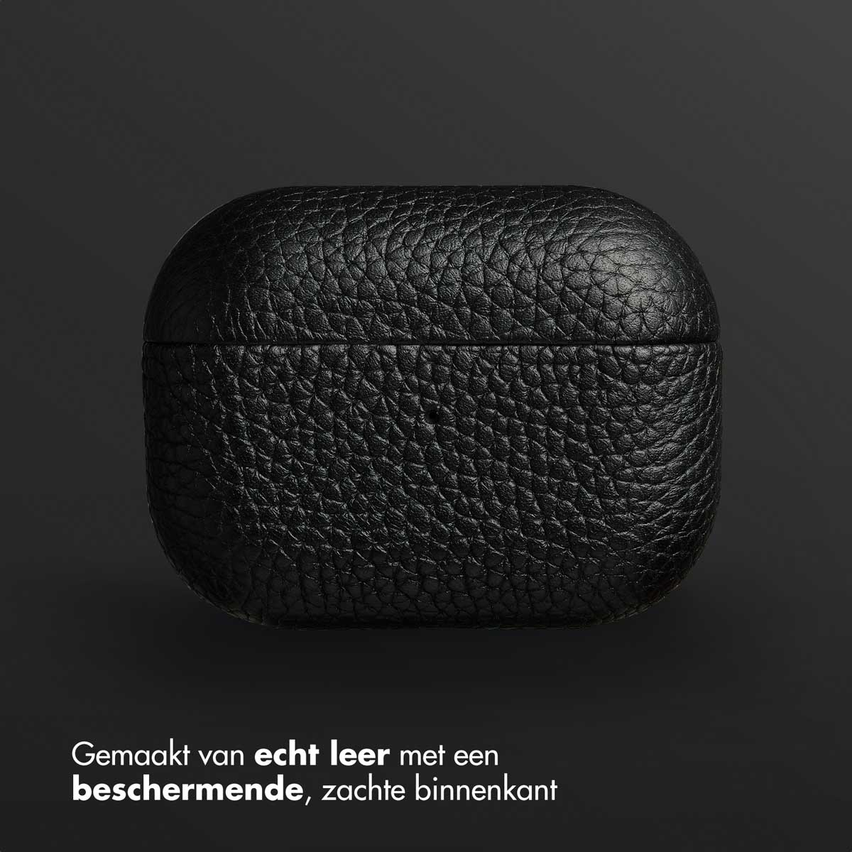 Zwarte leren AirPods-hoes op een zwarte achtergrond.