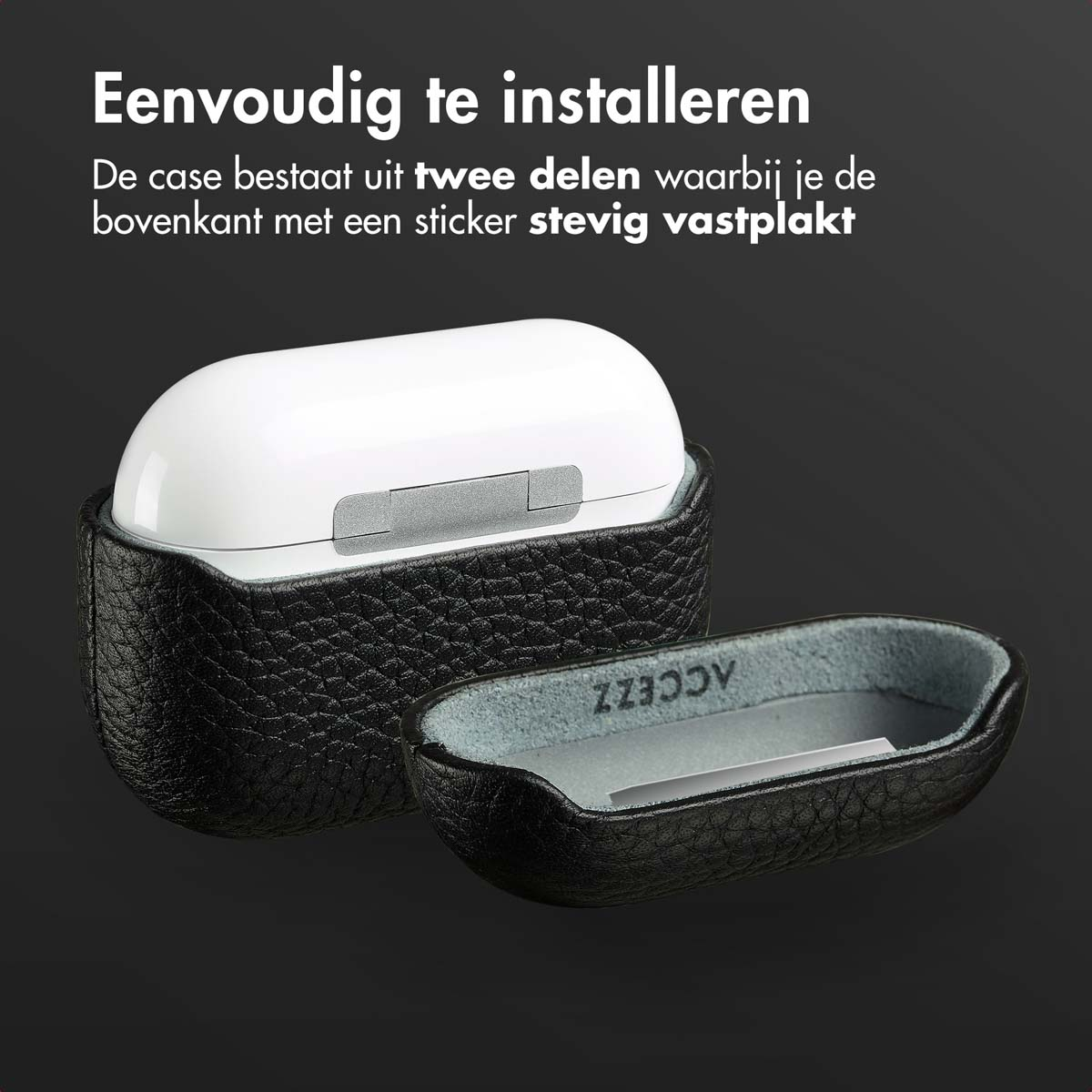 Zwarte leren AirPod-case in twee delen. Witte AirPods zijn zichtbaar van binnen. Donkere achtergrond.
